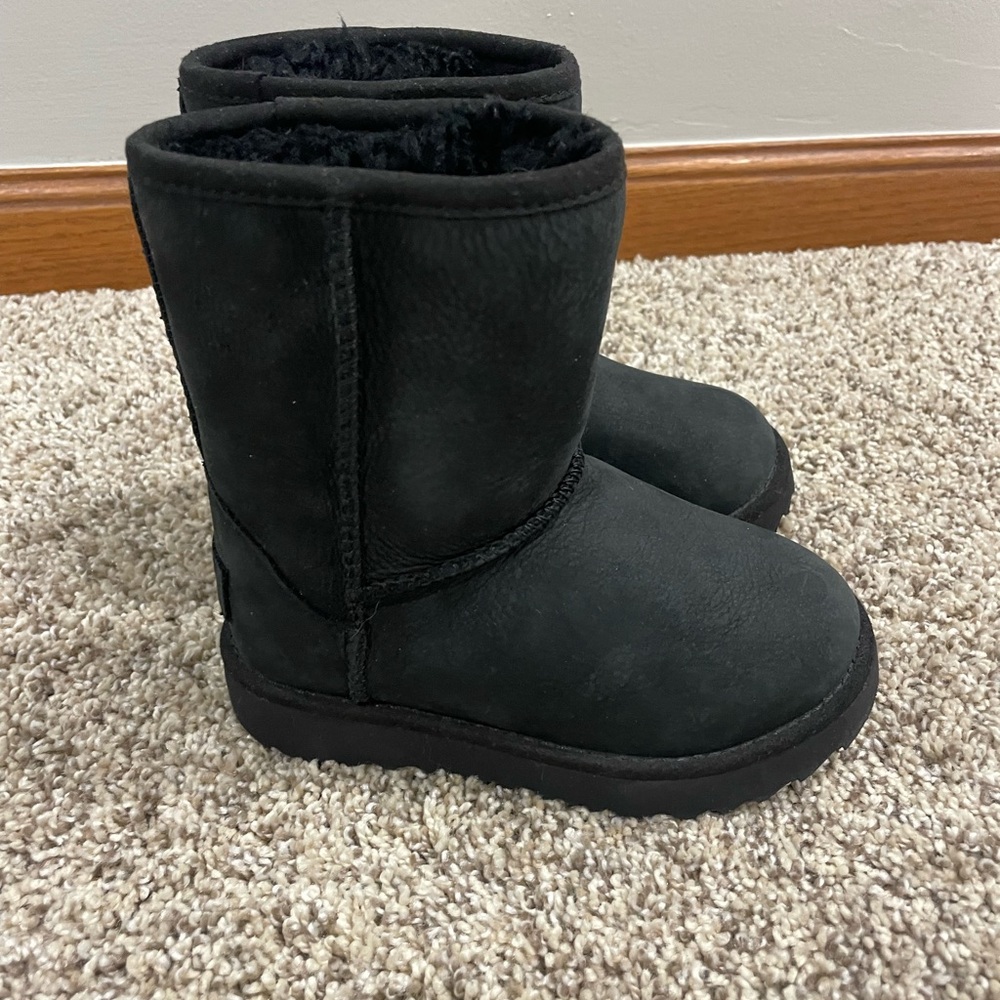 UGG classic short boots size 9 toddler EUC
